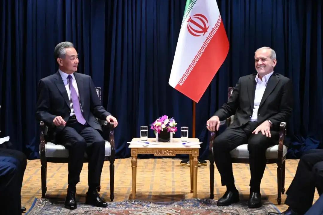 那年伊朗总统佩泽希齐扬和王毅会面，两人头发都有点白，脸上都有笑容，他们看起来交谈