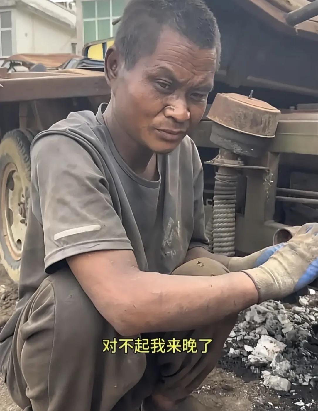 上官正义刚找到的这位连云港大哥，他住的是铁皮房，铁皮房是冬冷夏热，要是遇见下雨天