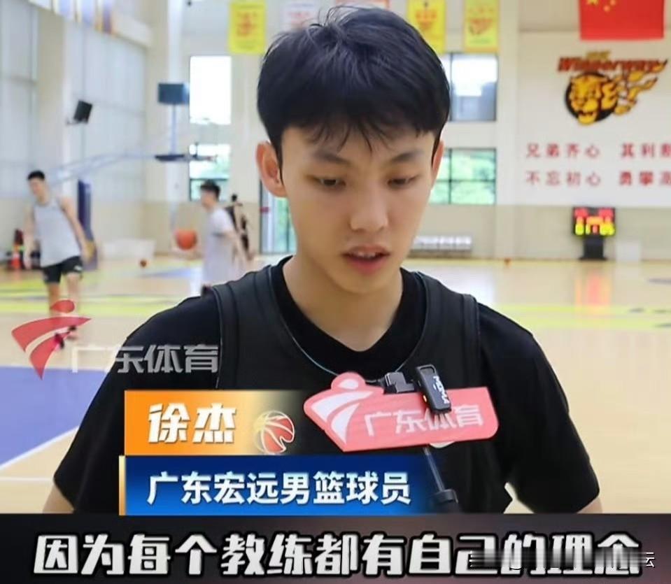 “变化实在太多”——徐杰一句话，道出了广东男篮新赛季最大的变数。

杜锋走了，朱