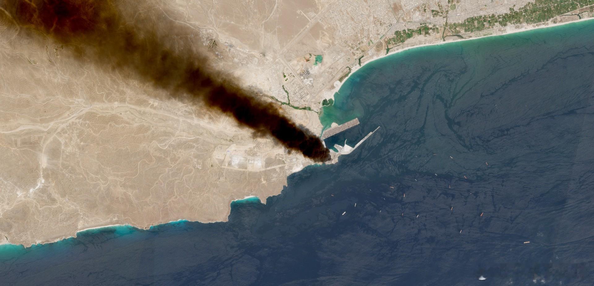 阿曼南部战略港口塞拉莱港口的石油储罐黑烟滚滚 中东局势美伊以冲突阿曼