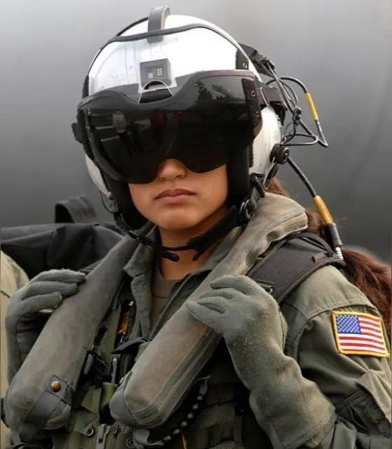 为啥美国拼了命也要救回飞行员？很多人就不理解：这不是脑子有病吗？为了救一个人，搭