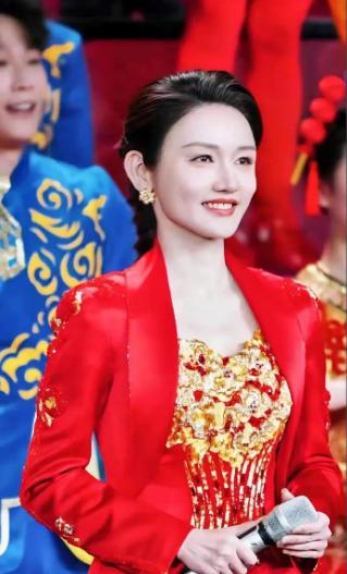 龙洋上撒贝宁的节目，被问到想找什么样的对象。
她一本正经地说：