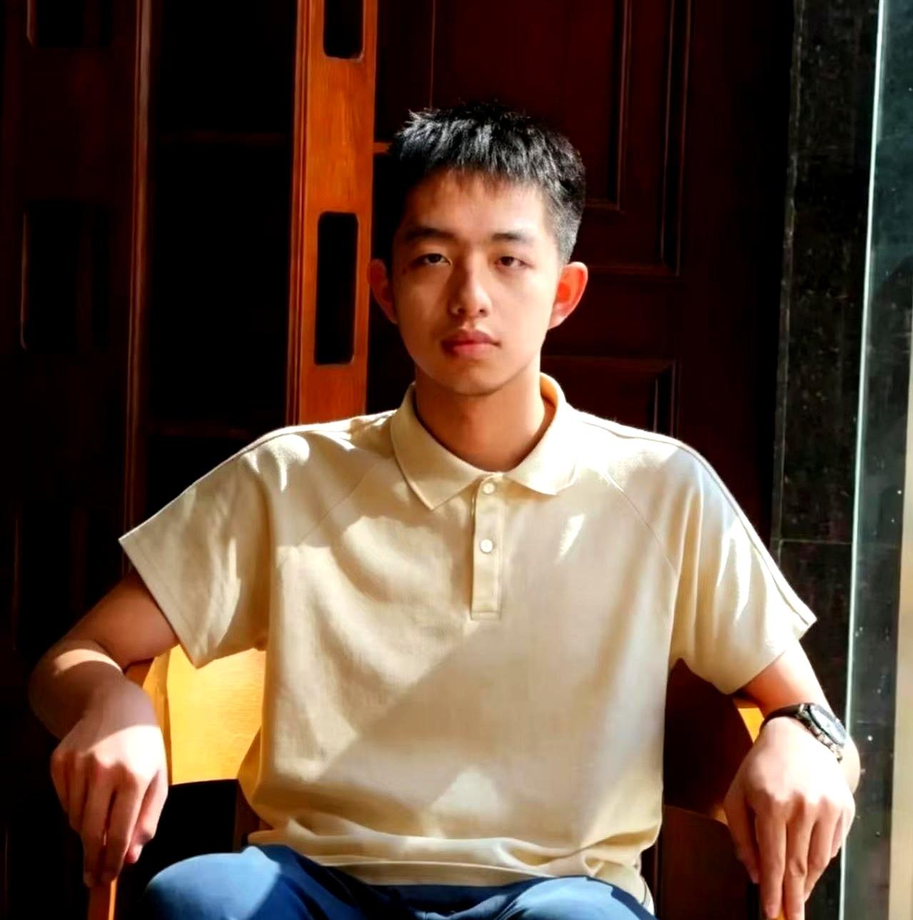 数学150，语文111，这反差也太大了吧？
别人是“全面开花”，他直接来个“偏科