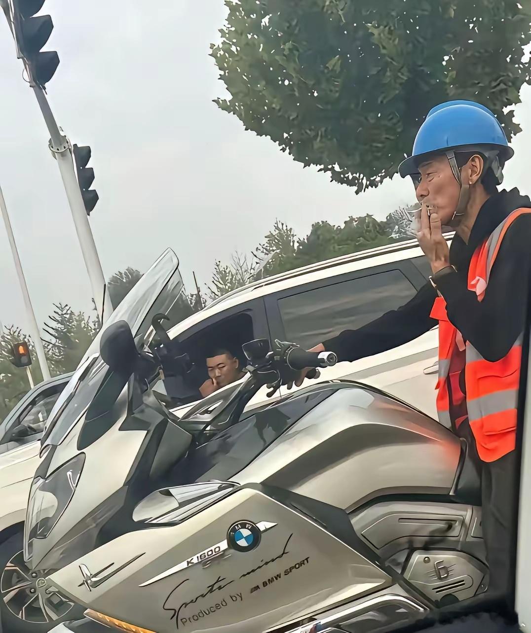 大叔这辆摩托车，不知道五万能不能盘下来！我感觉这辆摩托车也太拉风炫酷了！ 
