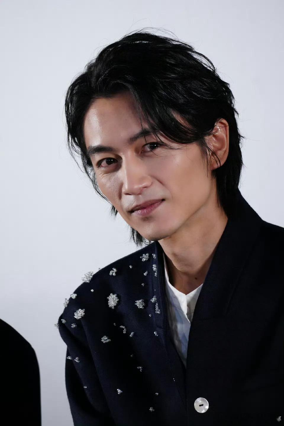 陈晓真的瘦了好多呀期待他的新剧！陈晓这气质简直是古装剧里的定海神针啊！ 