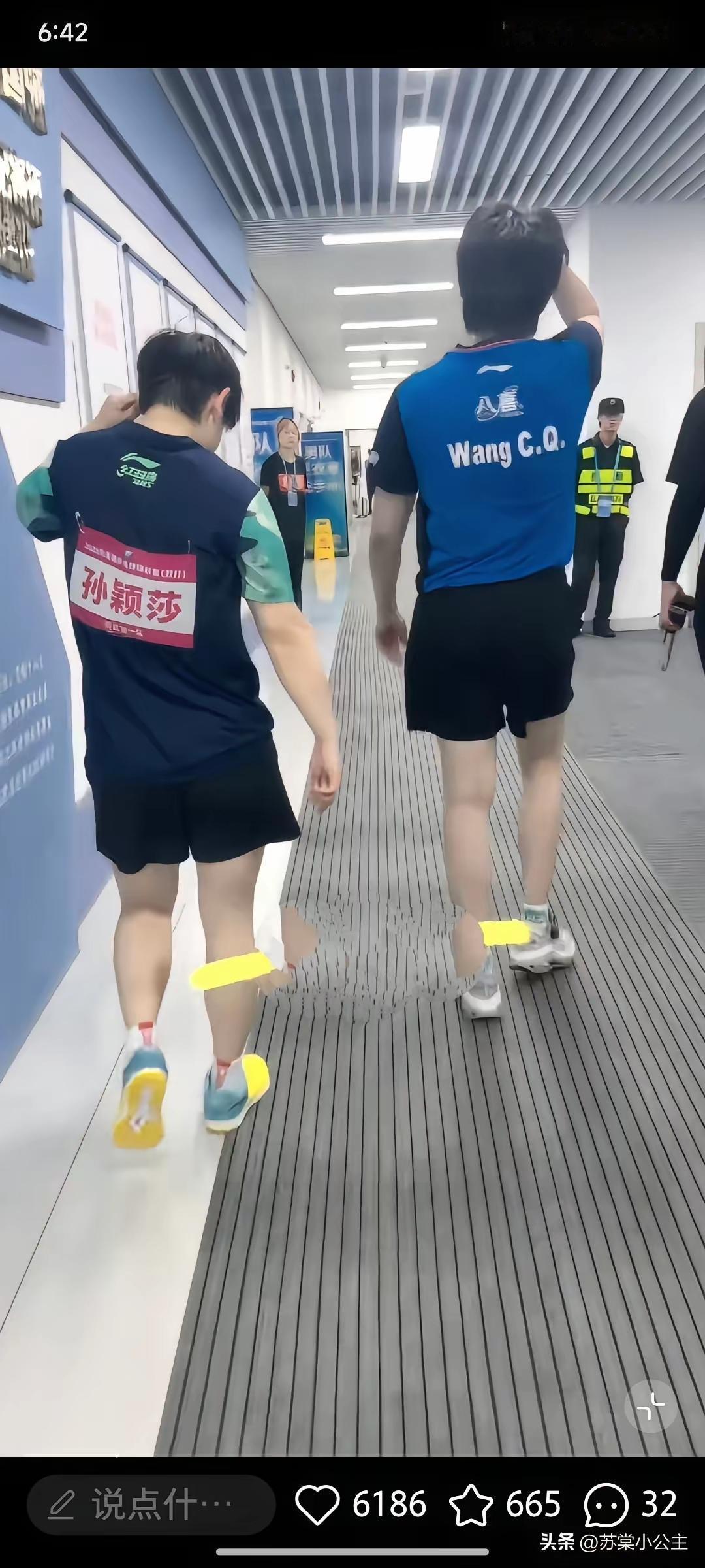 大家发现了没有，从莎莎的背影来看，她的肩一高一低，也叫左右肩的情况又加重了，而且