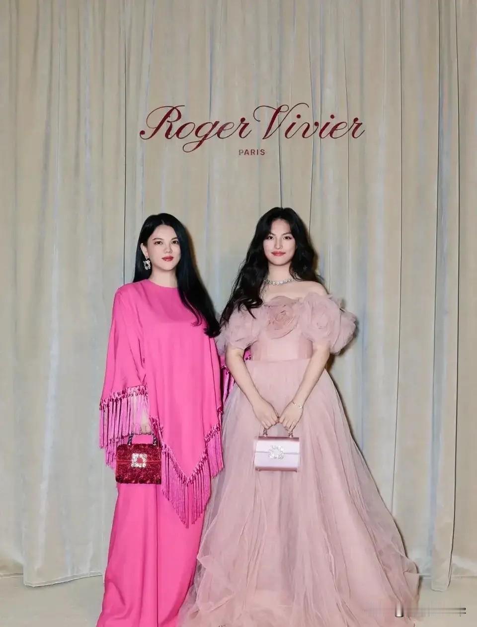 我问老公李湘怎么突然出问题了
老公白了我一眼说道
她犯了女人最容易犯的错误那就是