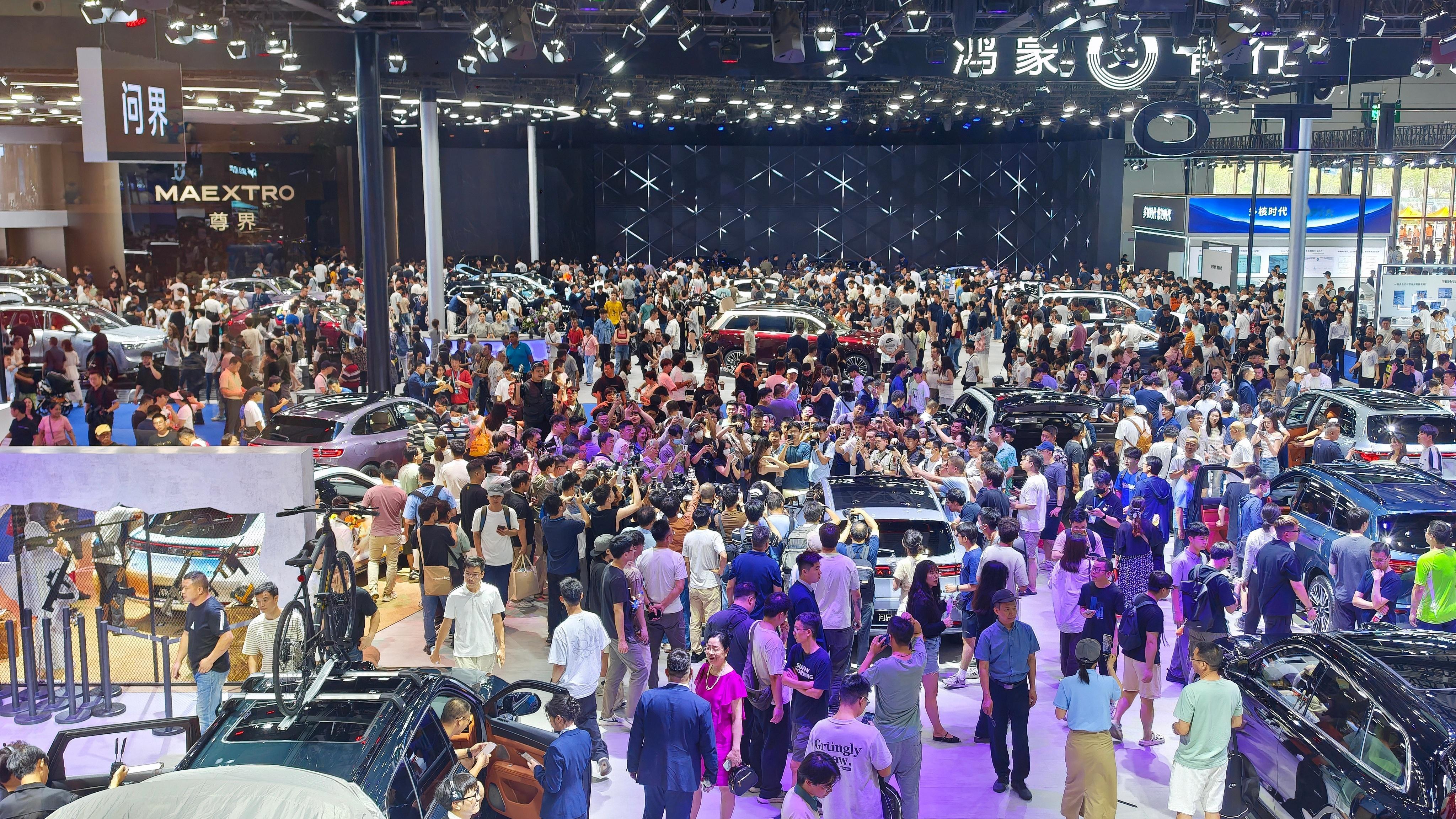 我今天又去了一趟2025粤港澳大湾区车展 现场，鸿蒙智行展台的客流量大家感受一下