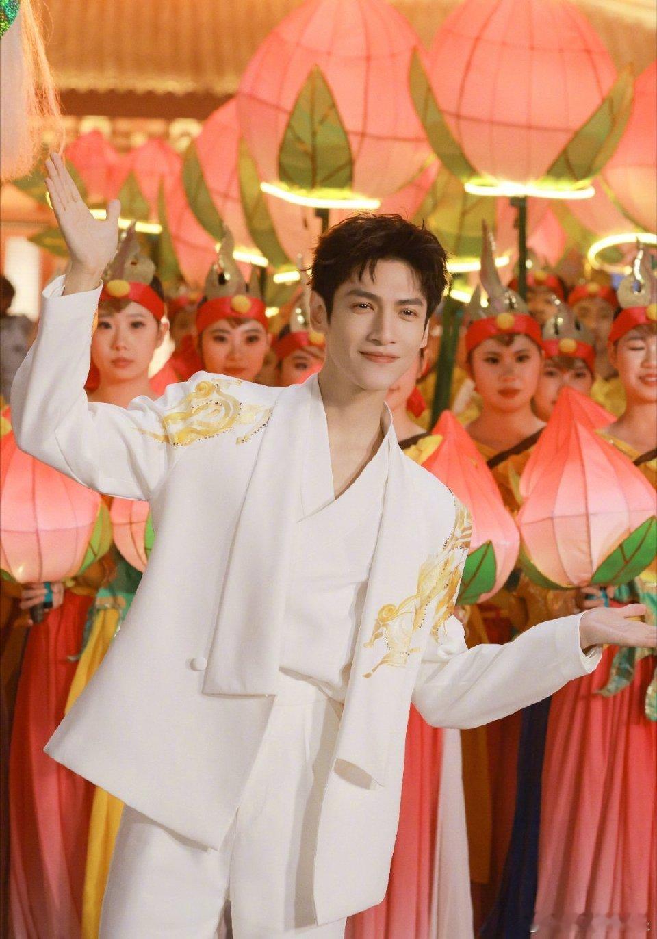 罗云熙好一张国泰民安的脸春晚 文化自信的最佳代言人！罗云熙在宜宾分会场《立上游》