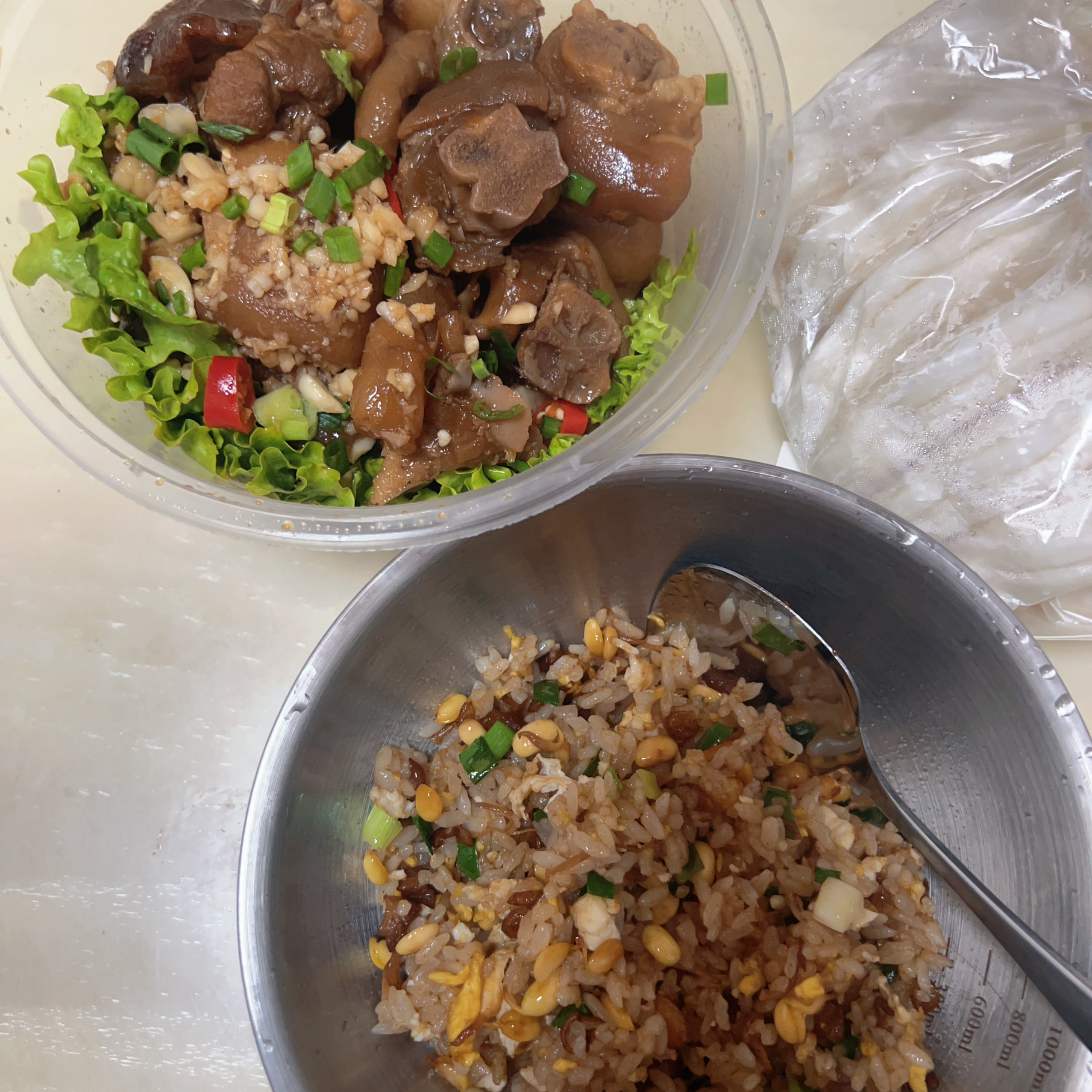 我说不吃晚饭…都怪陈哲远😥 陈哲远吃猪蹄给自己吃笑了