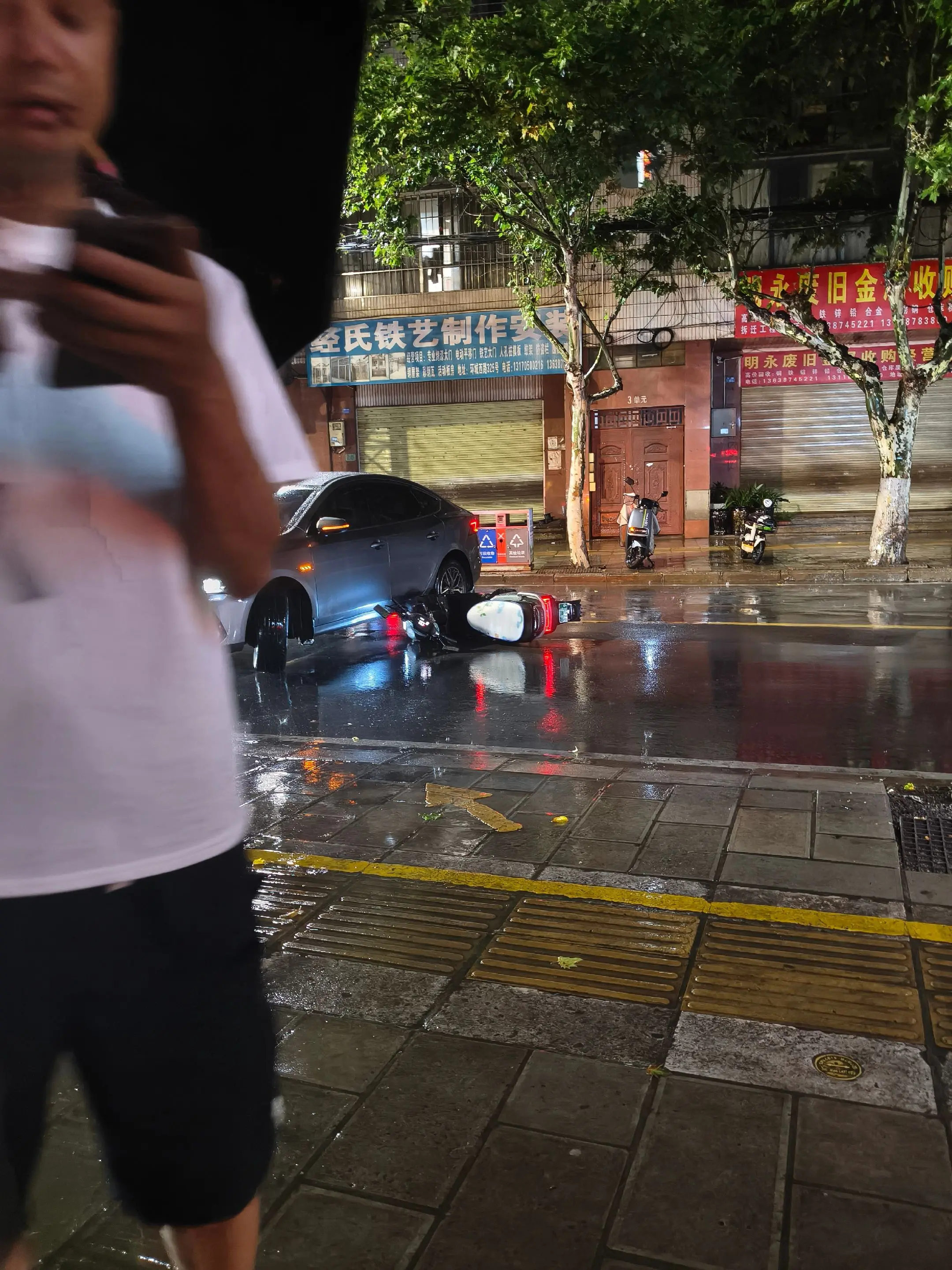 磨难啊 你低估了我是一个坚铮的女孩 我拥有对抗命运和一切的勇气