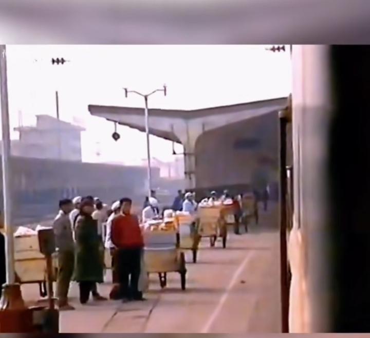 说一件事，以前坐绿皮车的时候，从西安到成都。有一次，半夜在安康买泡方便面，周围小