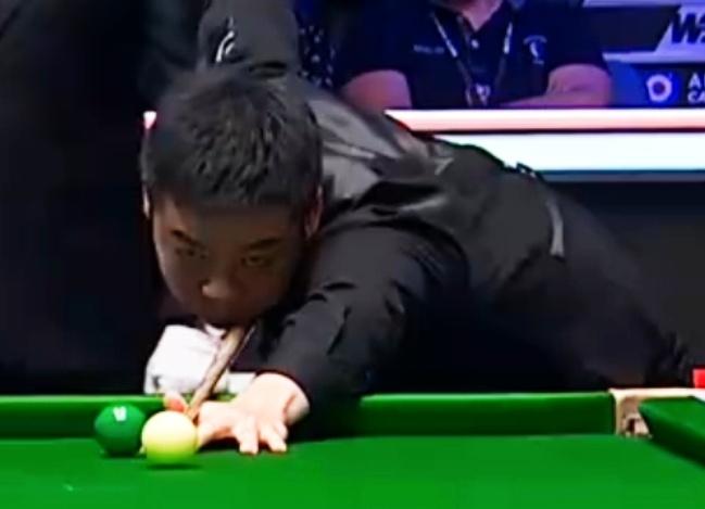 罗伯逊单杆过百五连鞭，6-4战胜庞俊旭，挺进英锦赛四强！
 
 
北京时间12月