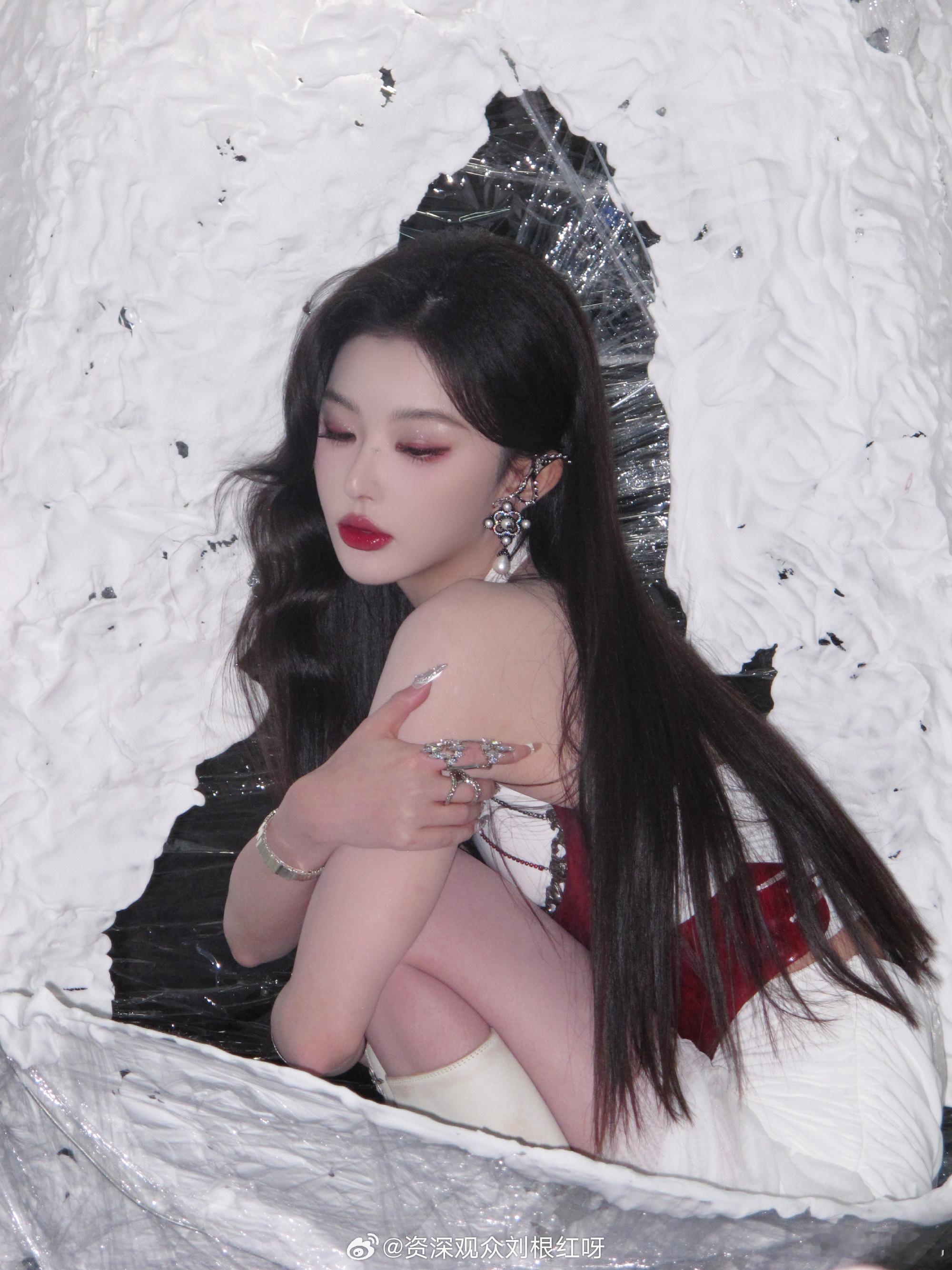 孔雪儿少女骑士谁给孔雪儿画的赛博蝴蝶妆 雪儿这个妆造完全是少女骑士吧，又酷又美，