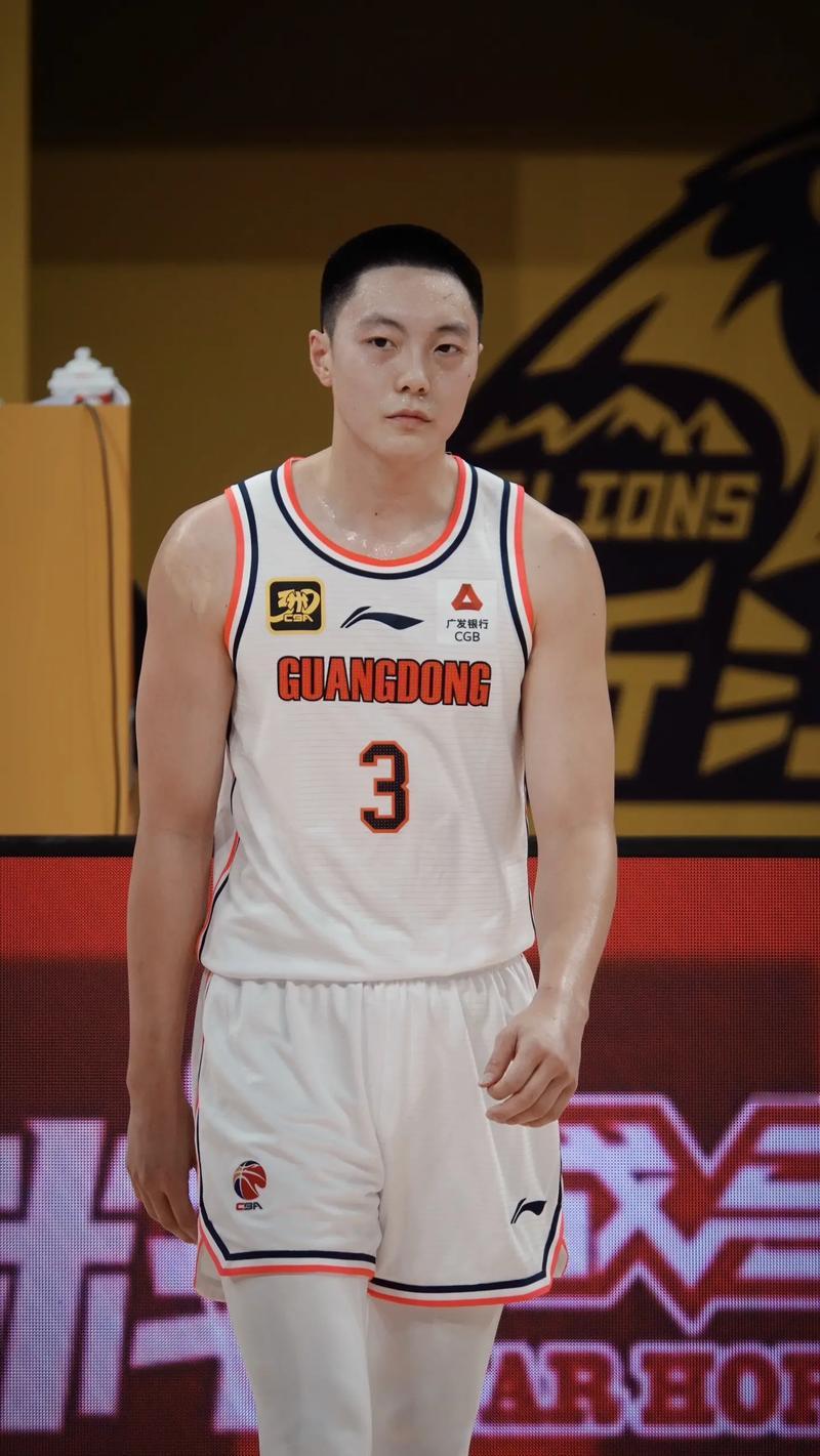 胡明轩落选是对的，两战韩国他表现最差

中国男篮官宣明天打日本的12人大名单，胡