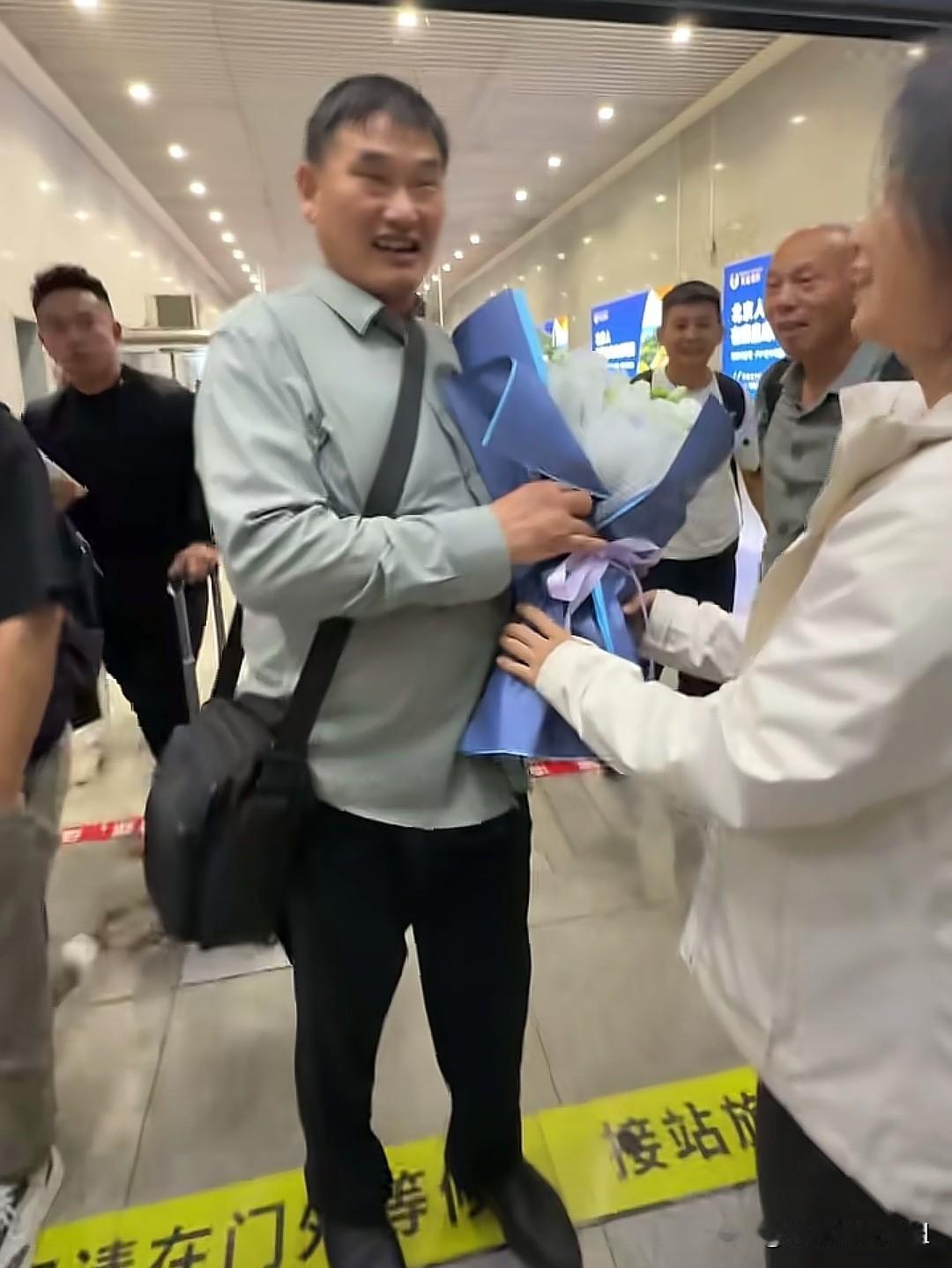 人气不减！朱之文到访秦皇岛祖山开启演出之旅。
歌手朱之文抵达秦皇岛，受邀前往祖山