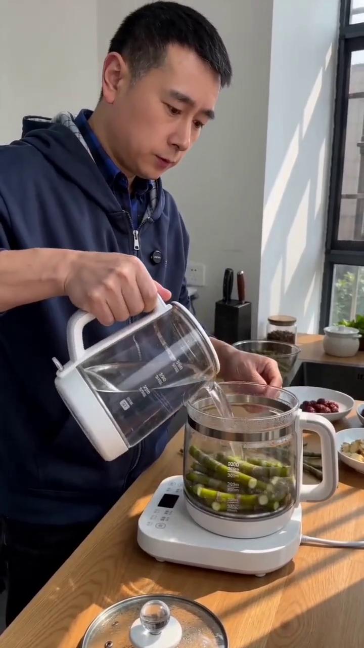 石斛选这种带根须的线条，胶质才够厚。看到这种黏黏的胶纸没？这才是精华。隔水炖三十