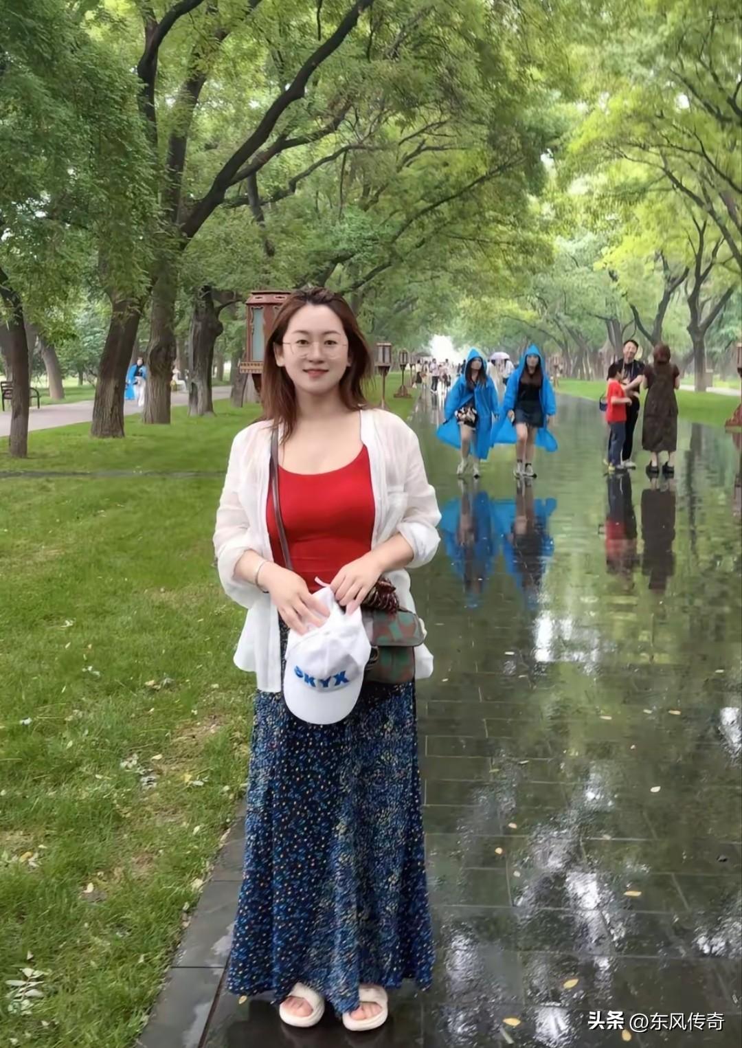 第一张是我的前妻，第二张是现在的妻子，第三张是我的岳母。
我这辈子最大的遗憾就是
