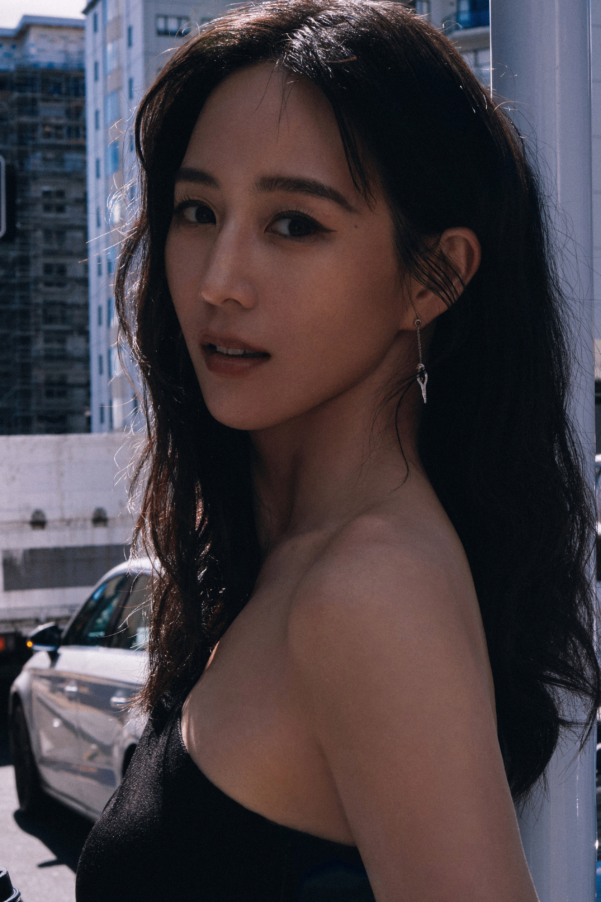 张钧甯晚秋街头美拍：用镜头记录阳光渲染下的明媚与恣意。张钧甯