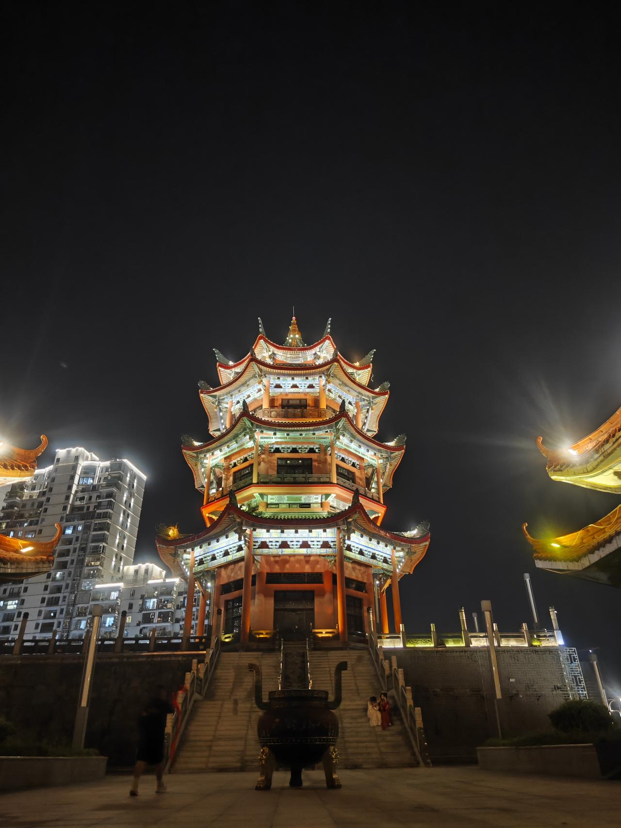 有种观点，说是国内的古城与古街几乎都是一种模式，相似的仿古建筑、相近的风格布局、