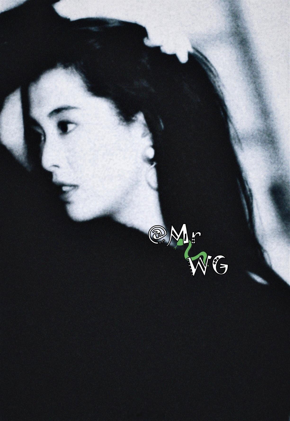 王祖贤[超话]独家扫描微微一撩，她招牌的柔滑长发，就如落瀑、如黑缎、如朵朵流云化