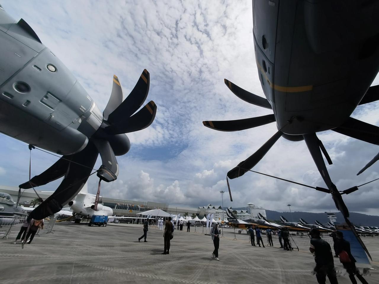 每架价值4亿💵以上的空客A400M运输机，直径达5.2米的八叶大扇子是他的标志