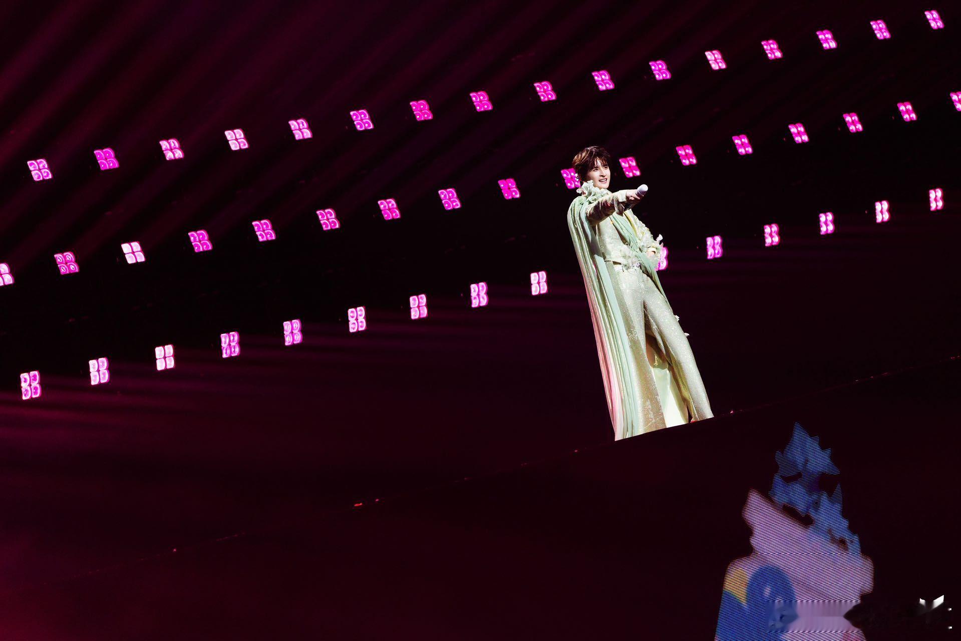 我支持张远版情歌王 张远舞台表现力一直在线，唱情歌更是一绝，要是有他的情歌王，绝