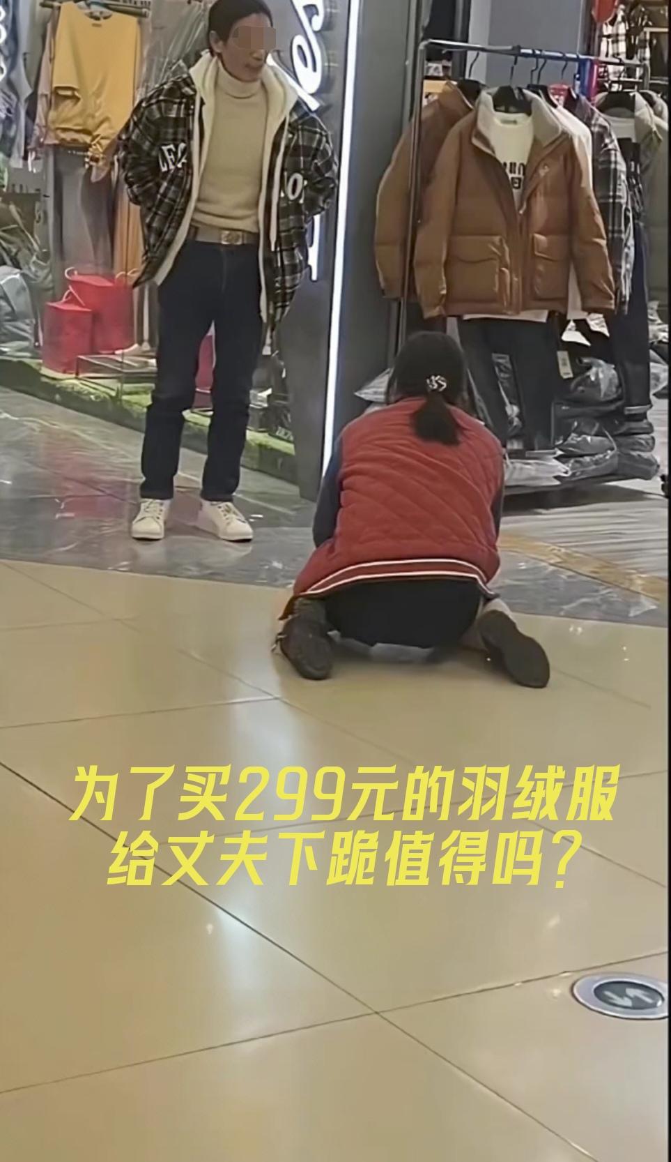 这事儿谁看了都揪心！

近日，湖北有位大姐看上了一件羽绒服，居然在人来人往的商场