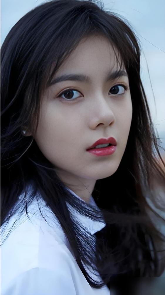 被大众亲昵唤作“麦麦”的邻家女孩，正揣着让普通人干上几个轮回都攒不下的巨款，在中