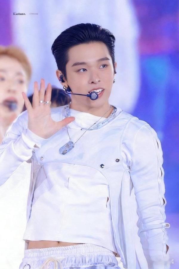 如何看待 YUSHI 粉丝因不满自担背头造型就给队友 P 同款SMTOWN