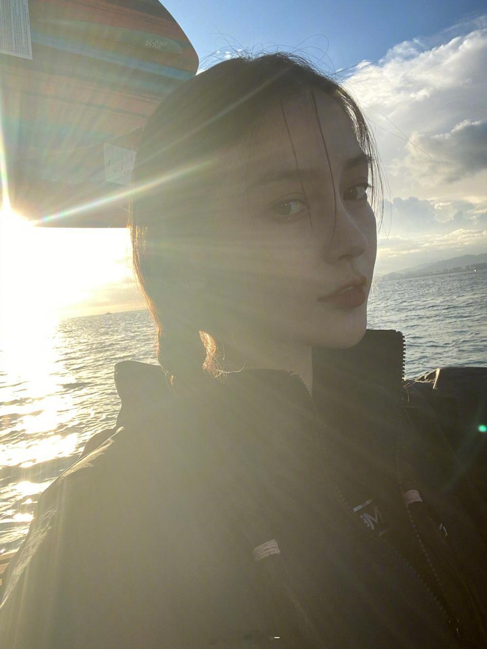 angelababy |杨颖 弯弯笑眼盛满暖阳，古灵精怪的神态消解了所有的烦闷