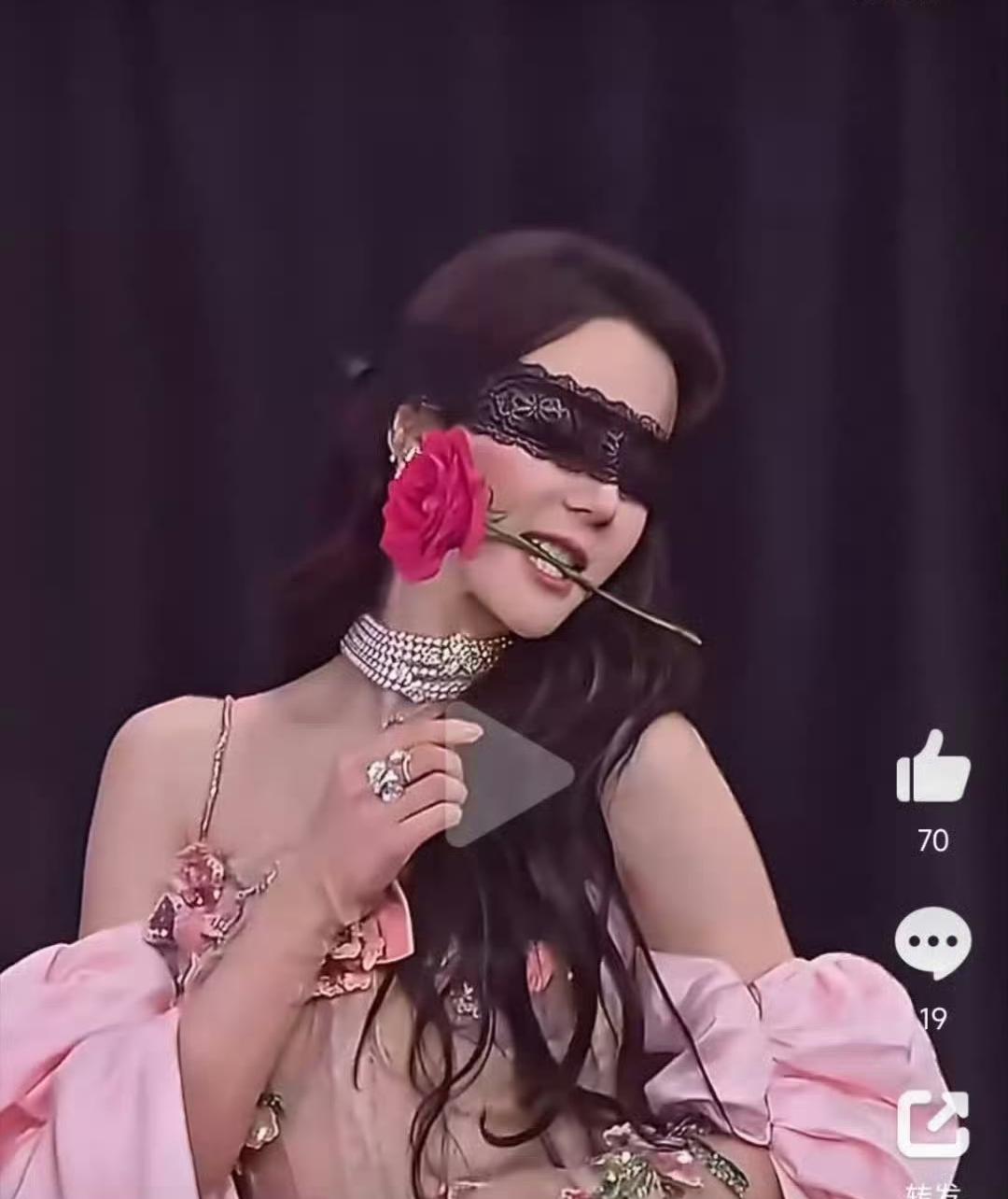 这竟然是热巴，好美啊[爱慕]第一次看到这么魅惑的热巴，大美人就适合玩些大胆的，这