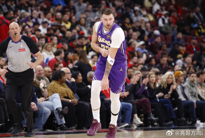 NBA常规赛，湖人对阵步行者。上半场，东契奇火力全开。他出战20分钟，15投9中