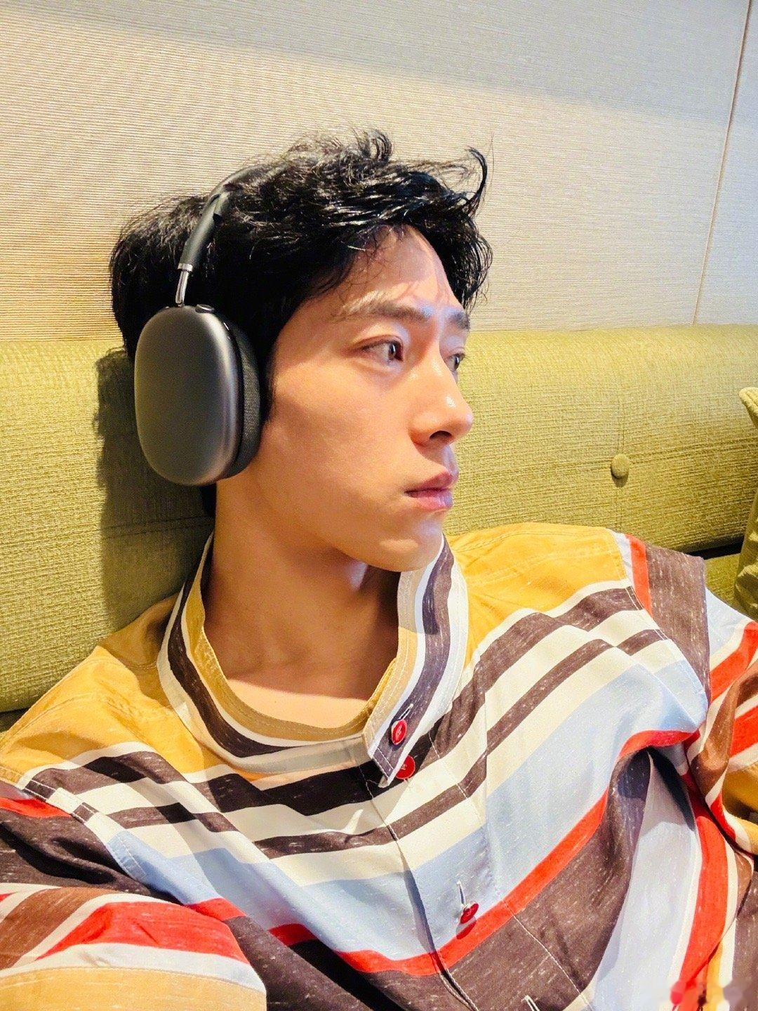 井柏然入镜的东西越来越少了出镜物件越来越少，哥你是怕网友又来找你要东西么[笑cr
