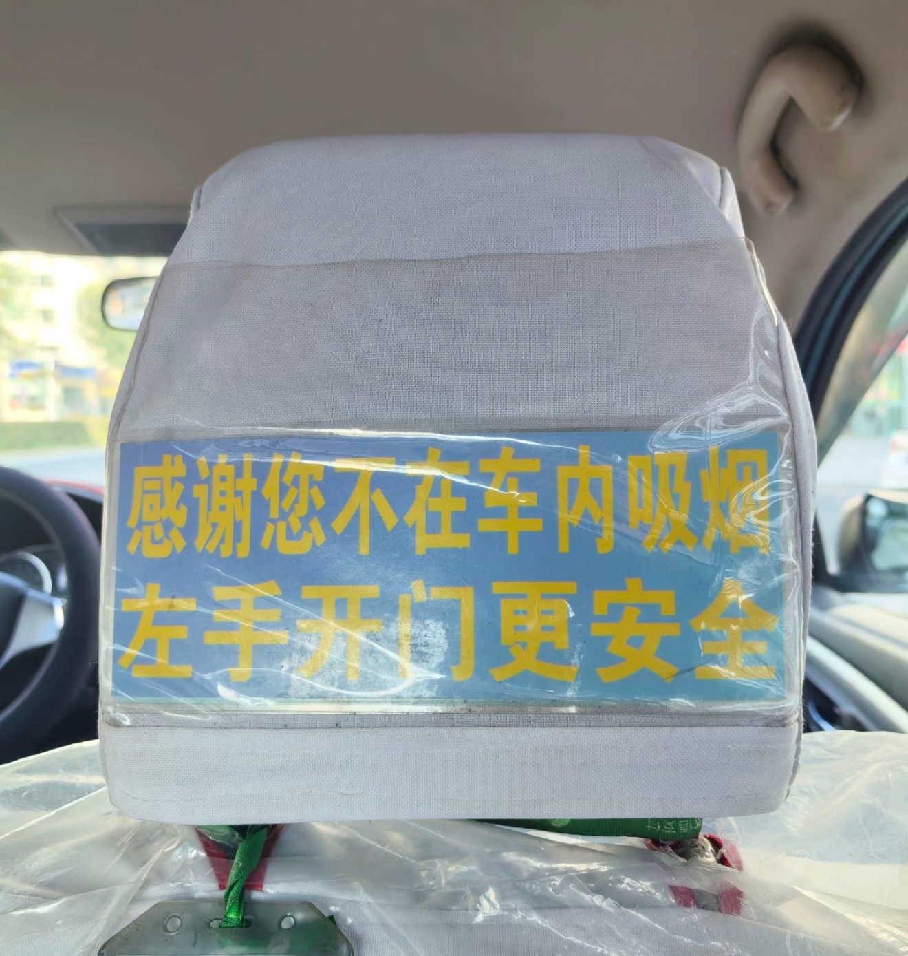 最怕遇见个左手开门依然保持脸冲前方的。 ​​​