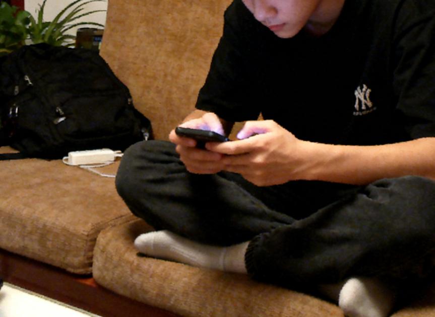 13岁初中女孩失联一周，竟是躲在空房间玩手机？
 
女孩妈妈表示，孩子躲在奶奶的