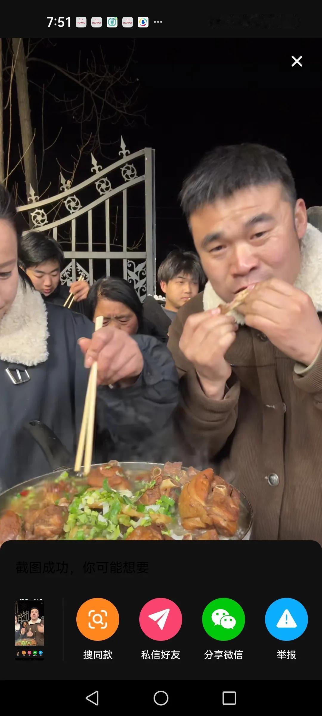 阿杜直播间里正在卖地锅鸡
阿杜逮住这白吃白喝的机会，怎能客气，阿杜把滚烫鸡块用筷