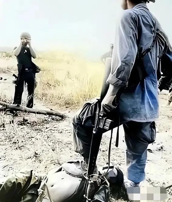 1972年，一个越南女兵的尸体静静躺在战场上，美军士兵为了炫耀，不仅扒掉她的裤子