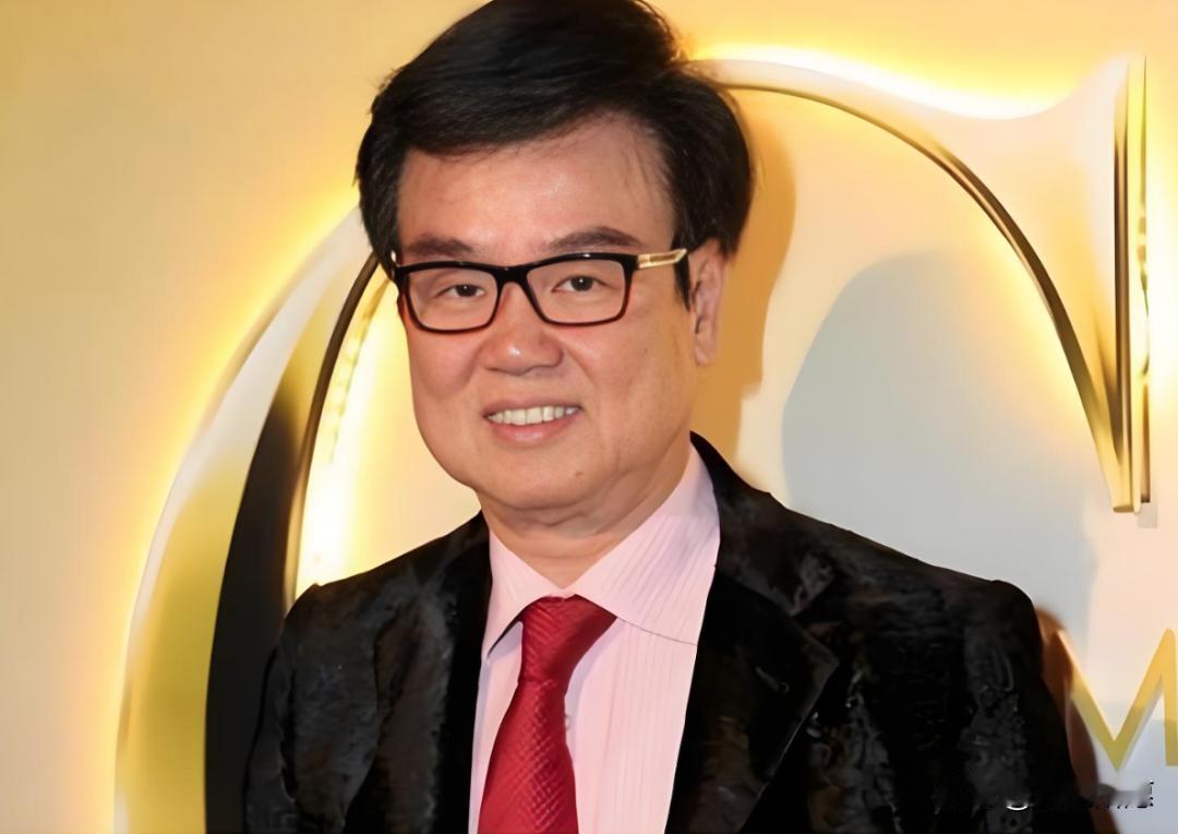 网上有句热评特扎心：
“这才叫炒股，你们那都是赌博。”
看完黄百鸣的案例，我沉默