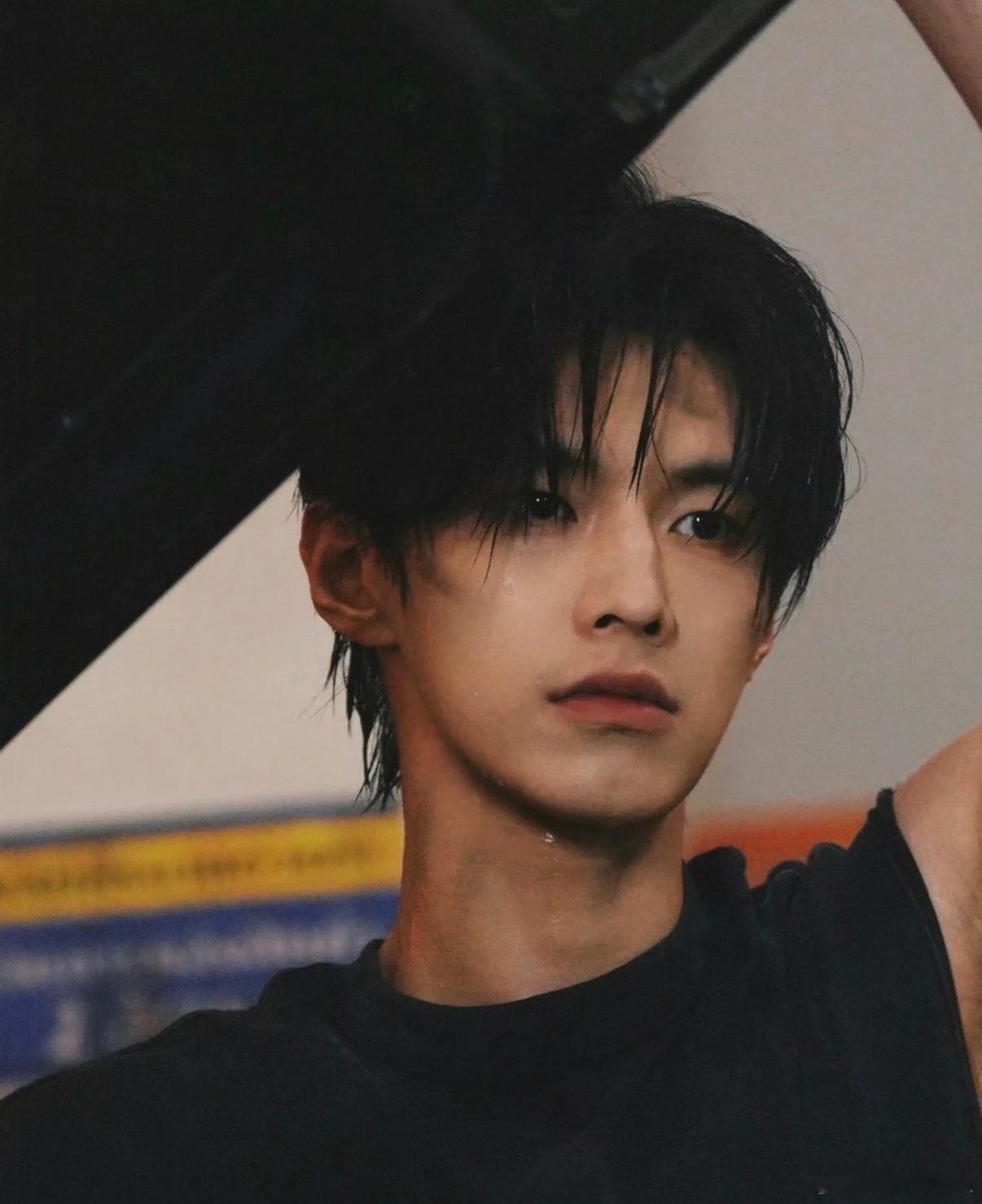 他红是迟早的事内娱从不缺有实力的潜力股，何与《双轨》圈粉、黄俊捷演活张起灵、赖伟