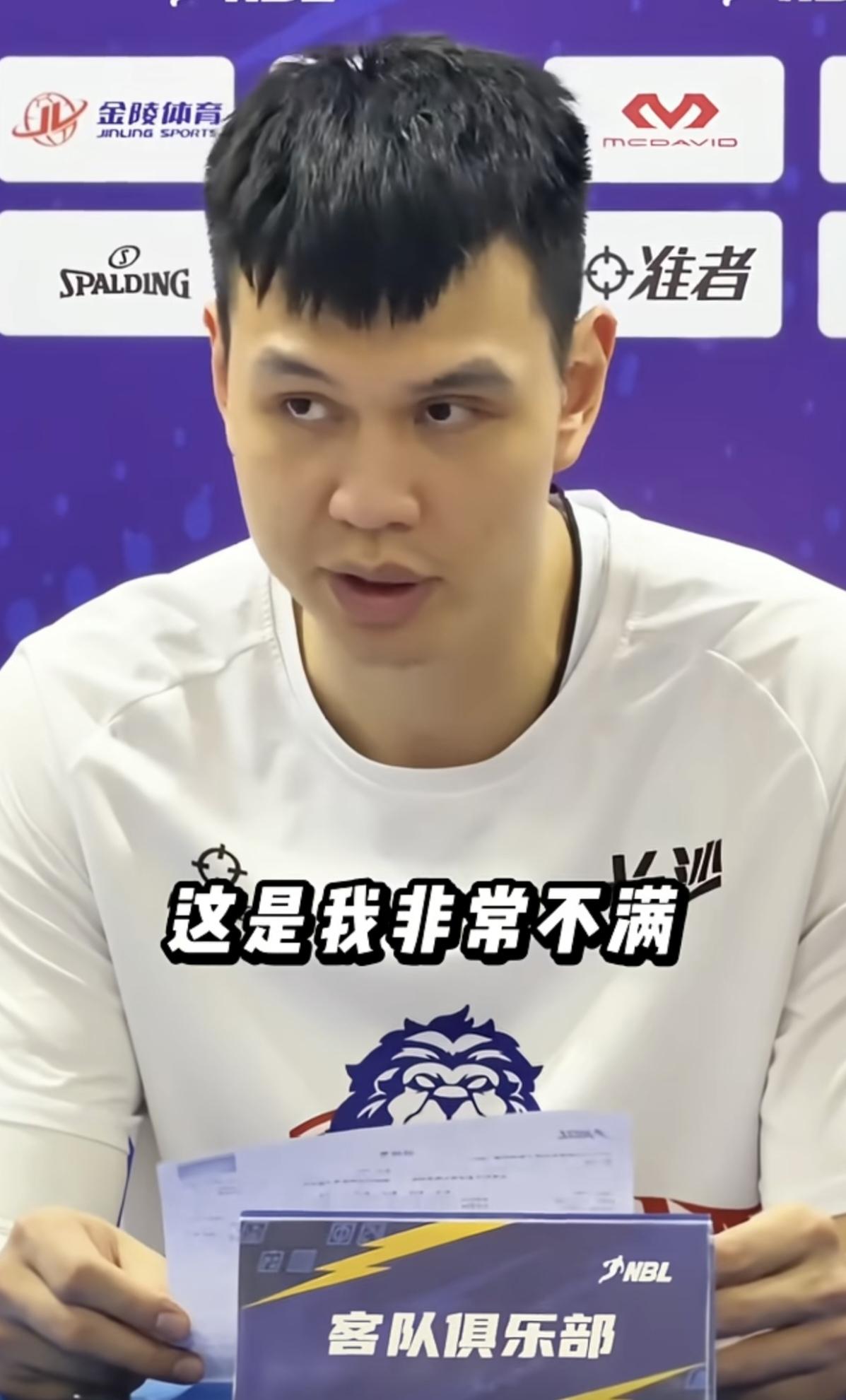 【许钟豪：外援来到咱们中国，不要那么嚣张！我们不是伺候你的】近日，NBL长沙勇胜