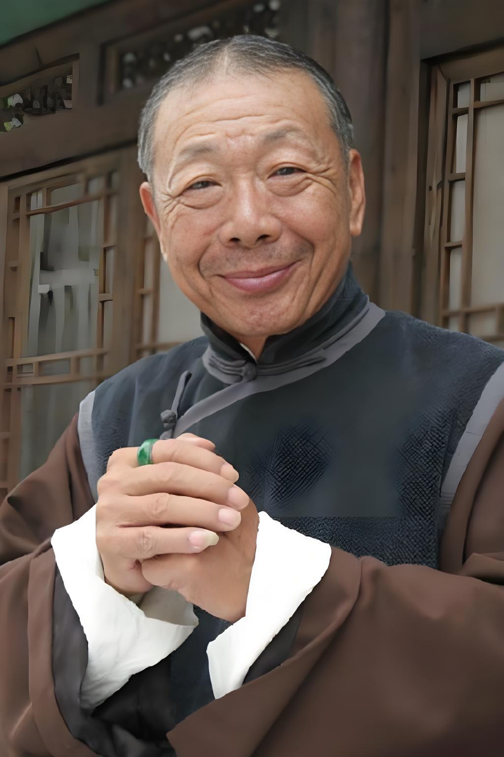 午马本名冯宏源，是中国香港话剧演员，影视演员，导演和编剧。午马于1942年5月2
