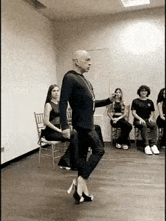 大师示范表演女人味，看傻众女人，比女人还女人！