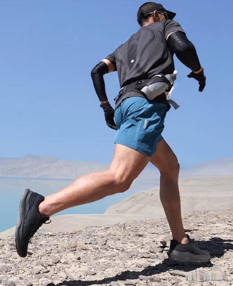 终于等到了！亚瑟士这双GT-2000 14上脚那一刻，我就知道今年通勤神鞋有它一