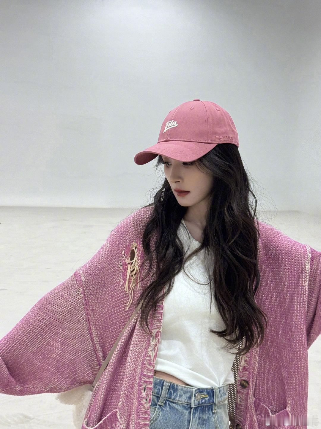 杨幂破洞look幂式穿搭还是太权威了 粉粉嫩嫩的好少女[点赞][点赞] 幂姐的每
