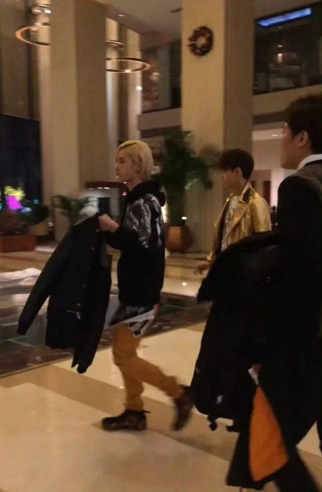 一定有你们没见过的，叼棒棒糖痞帅拽的美男子cr:logo 