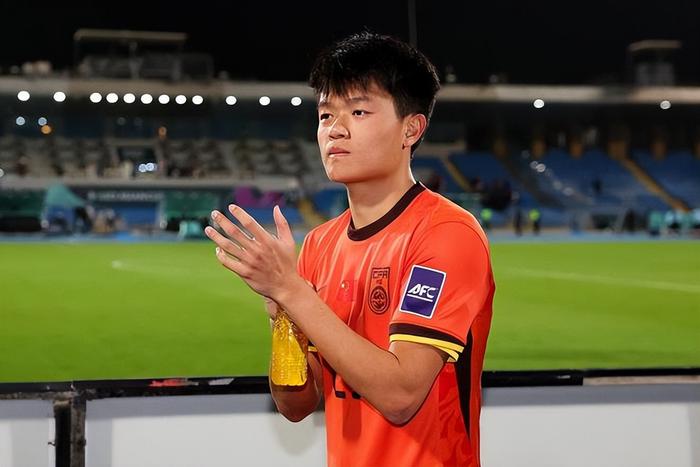 他是上海海港本赛季最成功的引援
中超第六轮，山东泰山迎战伤病满营的上海海港，而且