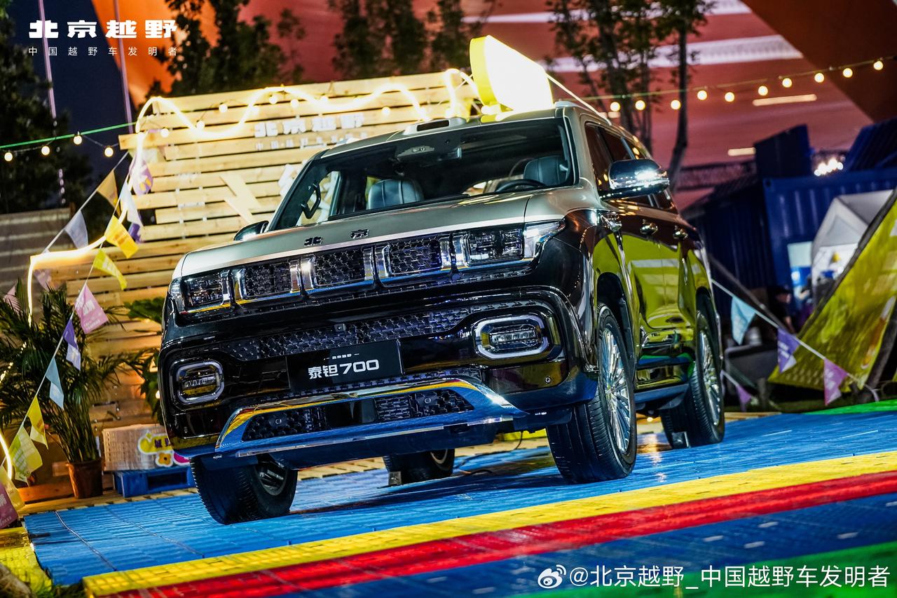 泰钽700的动力路线选得很务实，增程方案可加92号汽油，这对经常跑长途穿越的用户