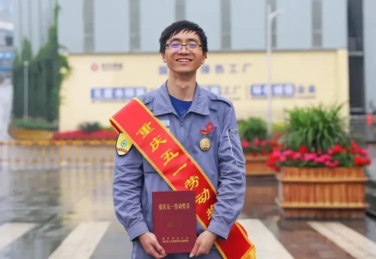 一线电工逆袭全国劳模！水泥厂仪表大拿，凭技改啃下工业硬骨头
 
陈宏，现任东方希