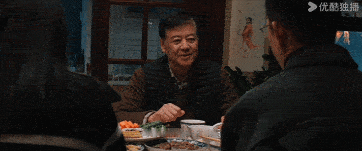 张译新剧人设又怂又刚 哇塞！洪亮被派去查案时先往后缩再往前冲，张译把这怂刚交织的